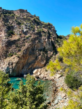 Açık mavi suları ve açık bir günde kayalık uçurumları olan harika bir deniz manzarası.