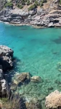 Mavi gökyüzü ile güzel deniz kıyısı