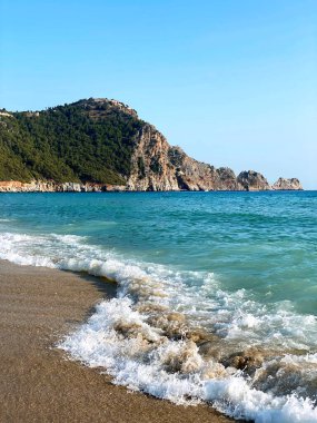 Deniz kıyısının ve dalgaların güzel manzarası