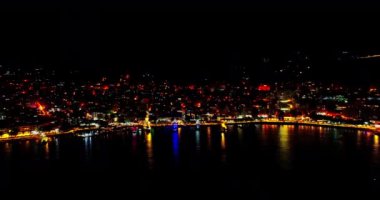 Arnavutluk 'un Saranda kenti ve limanının gece hava aracı görüntüsü