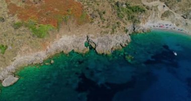 Yaz İyon Deniz Havacılığı. Kumlu sahil manzaralı.