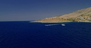 Hava çarpıcı manzara 4K insansız hava aracı görüntüleri. Arnavutluk 'un güneyinde İyon Denizi