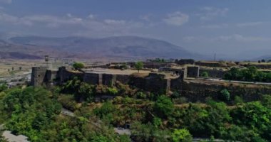 Arnavutluk 'un Cirokaster kentindeki eski kale ve saat kulesinin insansız hava aracı görüntüsü. UNESCO Dünya Mirası Alanı