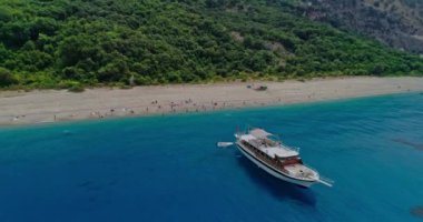 Hava çarpıcı manzara 4K insansız hava aracı görüntüleri. Arnavutluk 'un güneyinde İyon Denizi