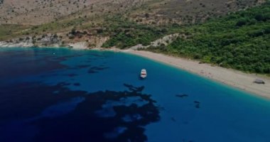 Güzel deniz manzarası. Arnavutluk 'ta İyon Denizi kıyısındaki sahil, İHA' dan görüntü