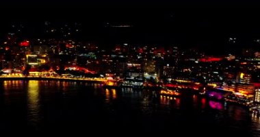 Arnavutluk 'un Saranda kenti ve limanının gece hava aracı görüntüsü