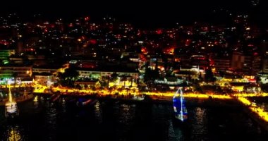 Arnavutluk, Arnavutluk ve Riviera 'daki Saranda kentinin güzel hava manzarası, insansız hava aracı manzarası