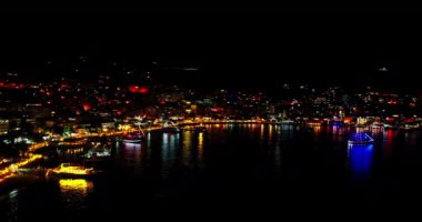 Arnavutluk, Arnavutluk ve Riviera 'daki Saranda kentinin güzel hava manzarası, insansız hava aracı manzarası