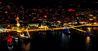 Arnavutluk 'un Saranda kenti ve limanının gece hava aracı görüntüsü
