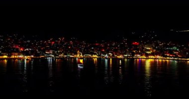 Arnavutluk, Arnavutluk ve Riviera 'daki Saranda kentinin güzel hava manzarası, insansız hava aracı manzarası