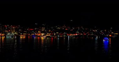 Arnavutluk 'un Saranda kenti ve limanının gece hava aracı görüntüsü