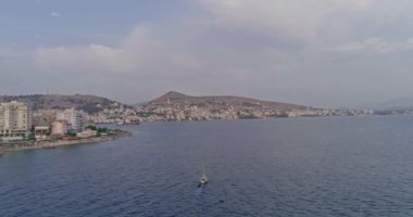 Güzel deniz manzarası. Arnavutluk 'ta İyon Denizi kıyısındaki sahil, İHA' dan görüntü