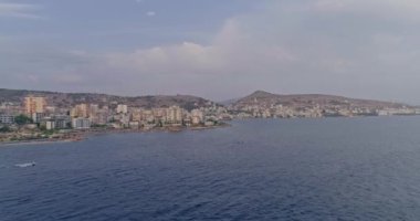 Hava çarpıcı manzara 4K insansız hava aracı görüntüleri. Arnavutluk 'un güneyinde İyon Denizi