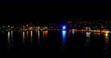 Arnavutluk 'un Saranda kenti ve limanının gece hava aracı görüntüsü