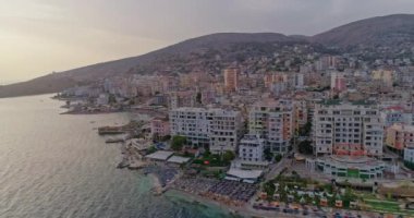Arnavutluk Rivierası boyunca güzel plajlar, hava manzarası
