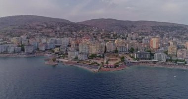 Hava çarpıcı manzara 4K insansız hava aracı görüntüleri. Arnavutluk 'un güneyinde İyon Denizi