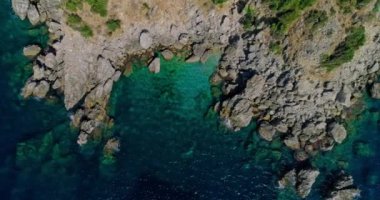 Güzel deniz manzarası. Arnavutluk 'ta İyon Denizi kıyısındaki sahil, İHA' dan görüntü