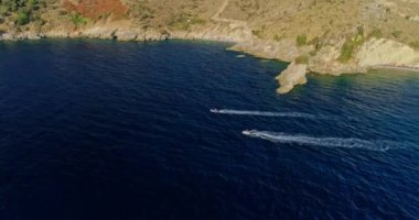 Hava çarpıcı manzara 4K insansız hava aracı görüntüleri. Arnavutluk 'un güneyinde İyon Denizi