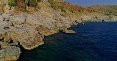 Hava çarpıcı manzara 4K insansız hava aracı görüntüleri. Arnavutluk 'un güneyinde İyon Denizi