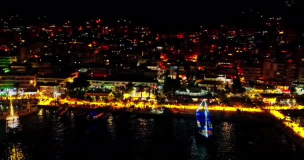 アルバニア アルバニアの夜のサランダの街の美しい空の景色リビエラ ドローンビュー — ストック動画