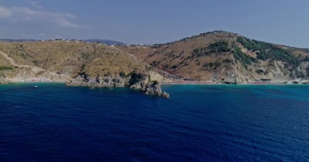 美丽的海景 阿尔巴尼亚爱奥尼亚海海岸的海滩 从无人驾驶飞机俯瞰 — 图库视频影像