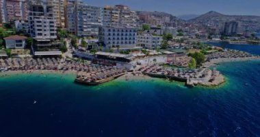 Güzel deniz manzarası. Arnavutluk 'ta İyon Denizi kıyısındaki sahil, İHA' dan görüntü