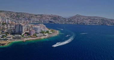Hava çarpıcı manzara 4K insansız hava aracı görüntüleri. Arnavutluk 'un güneyinde İyon Denizi