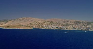 Hava çarpıcı manzara 4K insansız hava aracı görüntüleri. Arnavutluk 'un güneyinde İyon Denizi