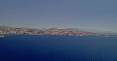 Güzel deniz manzarası. Arnavutluk 'ta İyon Denizi kıyısındaki sahil, İHA' dan görüntü