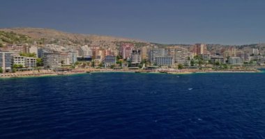 Güzel deniz manzarası. Arnavutluk 'ta İyon Denizi kıyısındaki sahil, İHA' dan görüntü