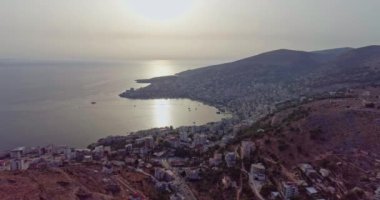 Arnavutluk Rivierası boyunca güzel plajlar, hava manzarası
