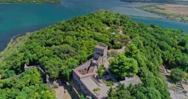 Güzel deniz manzarası. Arnavutluk 'ta İyon Denizi kıyısındaki sahil, İHA' dan görüntü