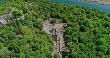 Güzel deniz manzarası. Arnavutluk 'ta İyon Denizi kıyısındaki sahil, İHA' dan görüntü