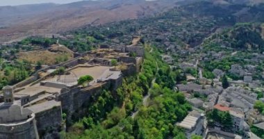 Arnavutluk 'un Cirokaster kentindeki eski kale ve saat kulesinin insansız hava aracı görüntüsü. UNESCO Dünya Mirası Alanı
