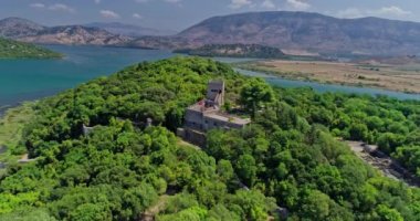 Güzel deniz manzarası. Arnavutluk 'ta İyon Denizi kıyısındaki sahil, İHA' dan görüntü