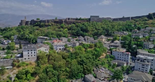 アルバニアのジロキャスターにある古い要塞と時計塔の空中ドローンビュー ユネスコ世界遺産 — ストック動画