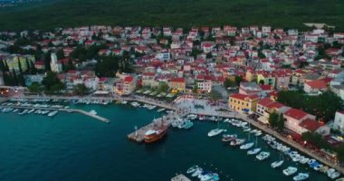 Plajlar ve zümrüt deniz yüzeyi, turistik cennet, insansız hava aracı görüntüleri.