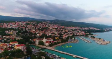 Akdeniz 'deki tropik cennet turkuaz kumsalının insansız hava aracı videosu.