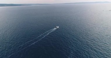 Akdeniz 'deki tropik cennet turkuaz kumsalının insansız hava aracı videosu.