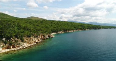 Plajlar ve zümrüt deniz yüzeyi, turistik cennet, insansız hava aracı görüntüleri.