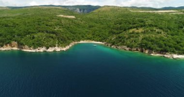 Akdeniz 'deki tropik cennet turkuaz kumsalının insansız hava aracı videosu.