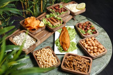 Bir masanın üzerine yayılmış çeşitli yiyecekler, çok çeşitli tatlar ve mutfaklar sergiliyor..