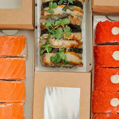 Masada sergilenen bir kutuya özenle yerleştirilmiş bir çeşit suşi..