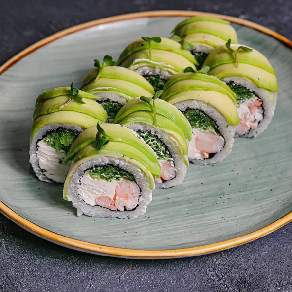 Somon, ton balığı ve California dürümleri de dahil olmak üzere soya sosu ve wasabi ile servis edilen farklı suşi rulolarından oluşan bir tabak..