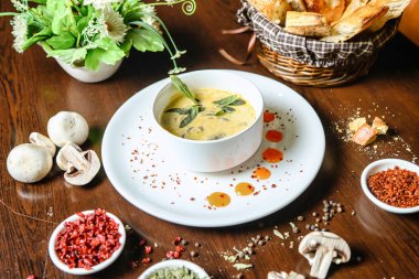 İştah açıcı yiyeceklerle dolu çeşitli kaseler sunan ahşap bir masa..