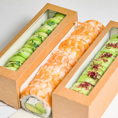 İçinde çeşitli yiyecek parçaları olan bir kaç kutu, açılmaya ve tüketilmeye hazır..