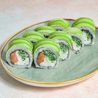 Bir tabak suşi, çeşitli ekmekler ve saşimi, ahşap bir masaya güzelce yerleştirilmiş..