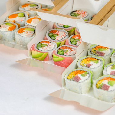 Bu yakın plan fotoğraf sergileri titizlikle hazırlanmış ve taze suşilerle dolu bir kutu..