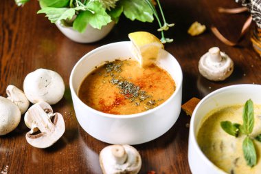 Mükemmel pişirilmiş brokoli içeren çeşitli lezzetli yiyeceklerle dolu yakın çekim bir tabak..