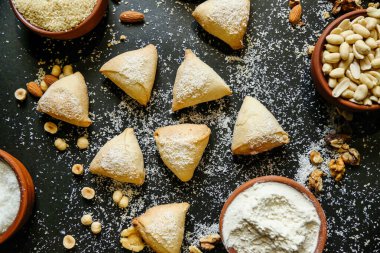 Tüketim için baştan çıkarıcı bir şekilde düzenlenmiş çeşitli yiyecek ürünlerini gösteren bir masa..